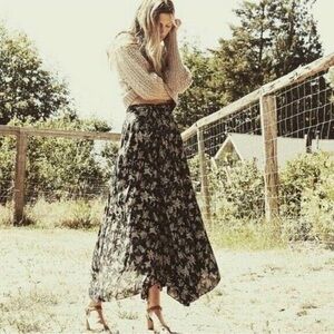 Doen Julep Wrap handkerchief hem Skirt in Black Lilium